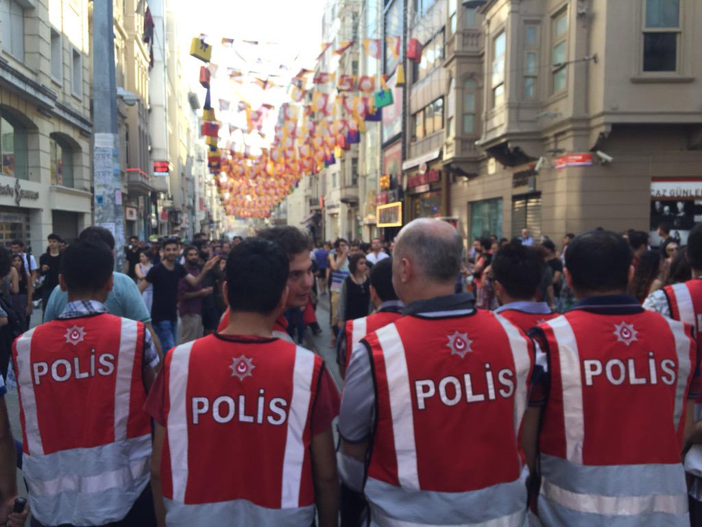 Polis barikatları arttırıldı. 13. İstanbul LGBTİ Onur Yürüyüşü engelleniyor. Nerdesin Gezi? #OYürüyüşYapılacak