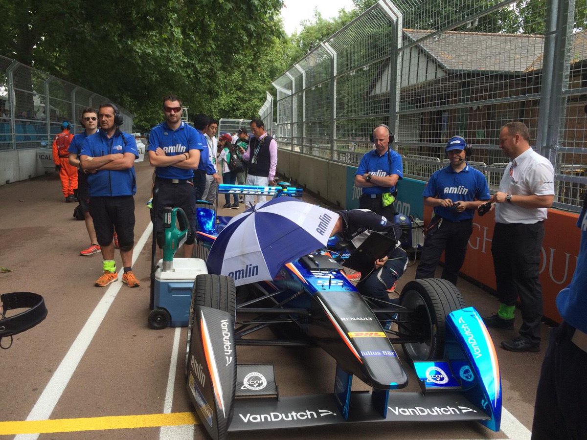 AmlinAndrettiPT's tweet photo. Falta pouco! #bringiton #LondonePrix #FormulaE #vamos http://t.co/lGLAYggbXm