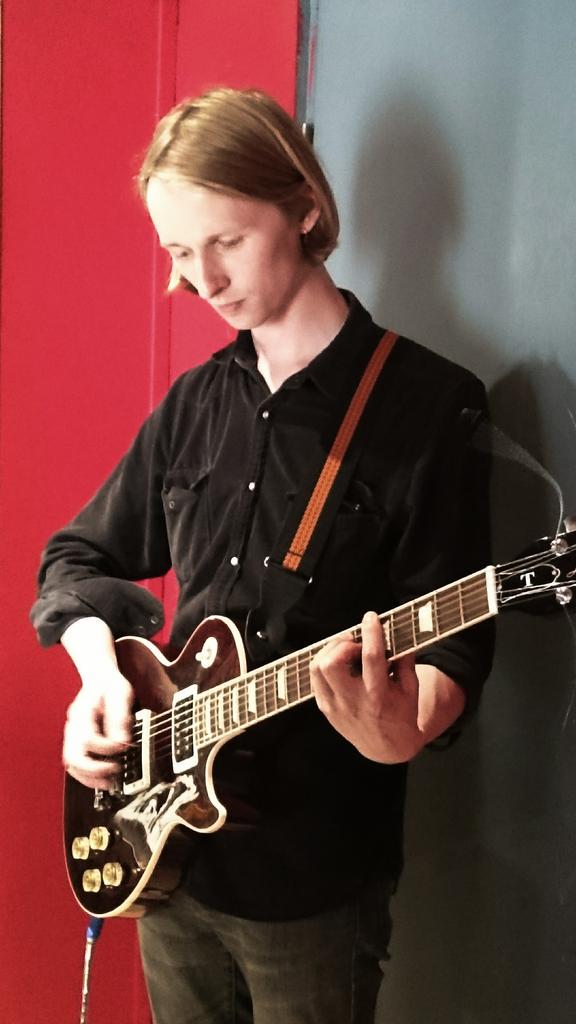 CurbBand's tweet photo. Guitarsss http://t.co/KeE3sHiDtY