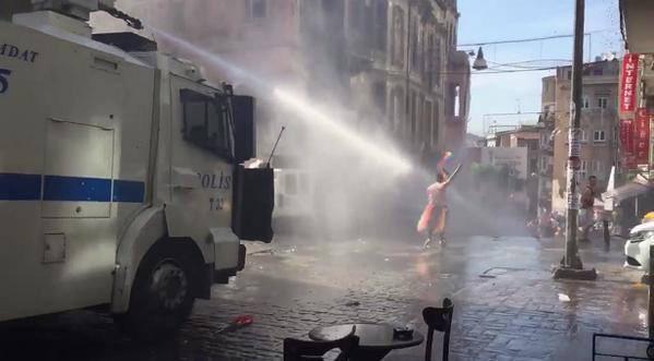 Filmmor_'s tweet photo. Londra ve İstanbul #Pride2015 
#DirenLGBTİ #OnurYürüyüşü http://t.co/L2xeVZArl7