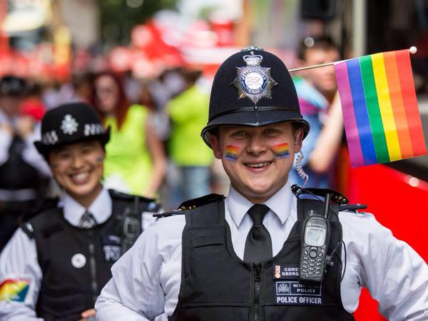 Filmmor_'s tweet photo. Londra ve İstanbul #Pride2015 
#DirenLGBTİ #OnurYürüyüşü http://t.co/L2xeVZArl7