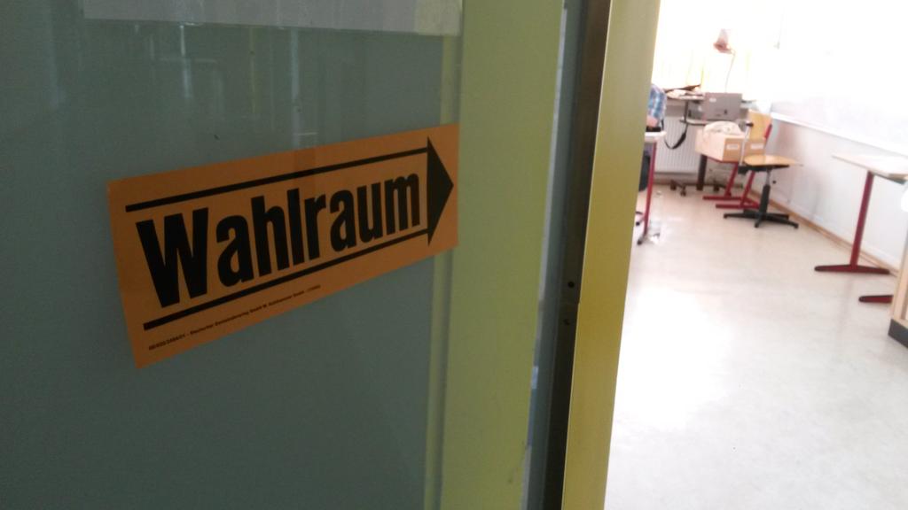 NadineWeigel's tweet photo. Endspurt bei der OB-Wahl. Beteiligung sehr schlecht. Am Ortenberg unter 30 Prozent eine Stunde vor Schluss. #obmr15 http://t.co/aMNtgLtdEW