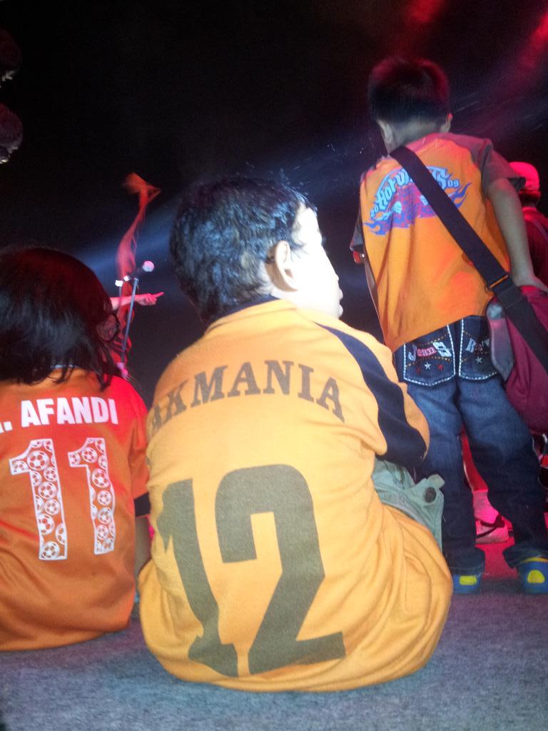JakartaFairID's tweet photo. Jak Mania yang hadir malam ini lintas generasi nih, dari yang masih kecil ampe yang bangkotan ada hehe @JakOnline http://t.co/1rpWlAizwr