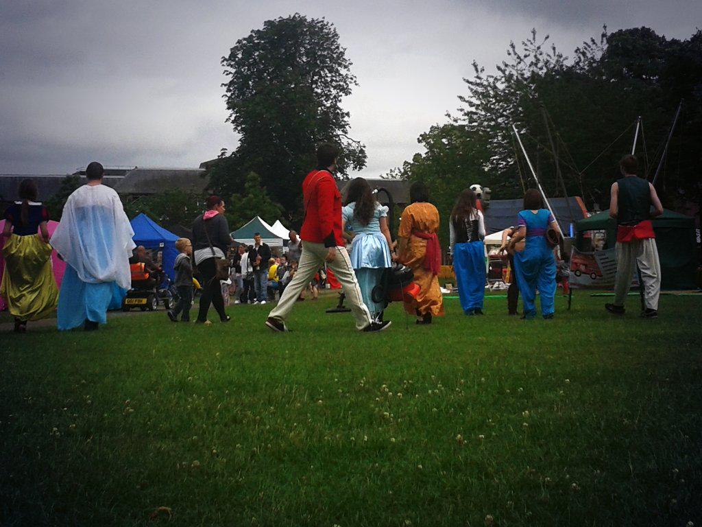 Street2ThePoint's tweet photo. Enter the Princesses... http://t.co/rE53bNDWlg