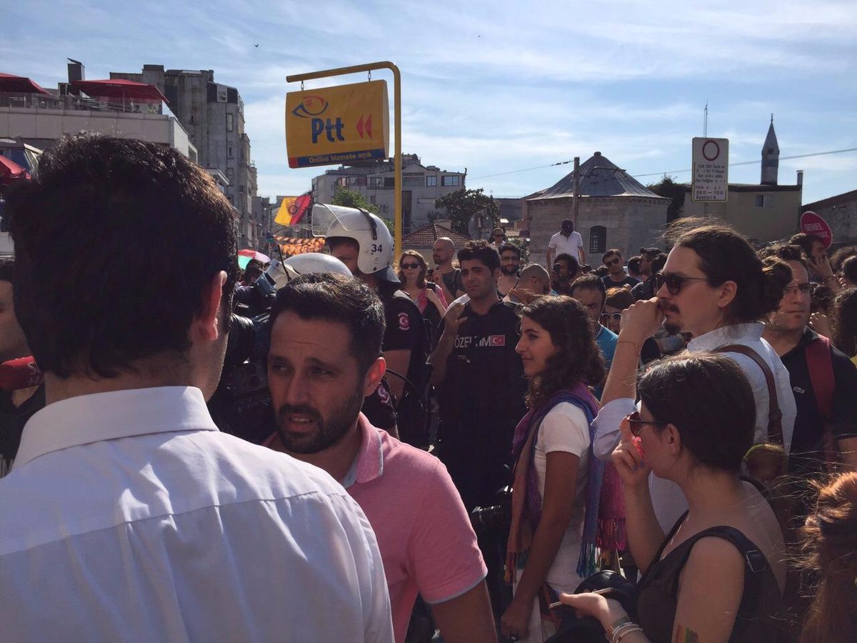 Agressivmen's tweet photo. İstanbulda Yapılan Dün Onur Yürüyüşünde Şok Görüntüler 

Hemen izle : http://t.co/6dqUcQYUAP

http://t.co/q8g6FCJdn0

#OnurYürüyüşü