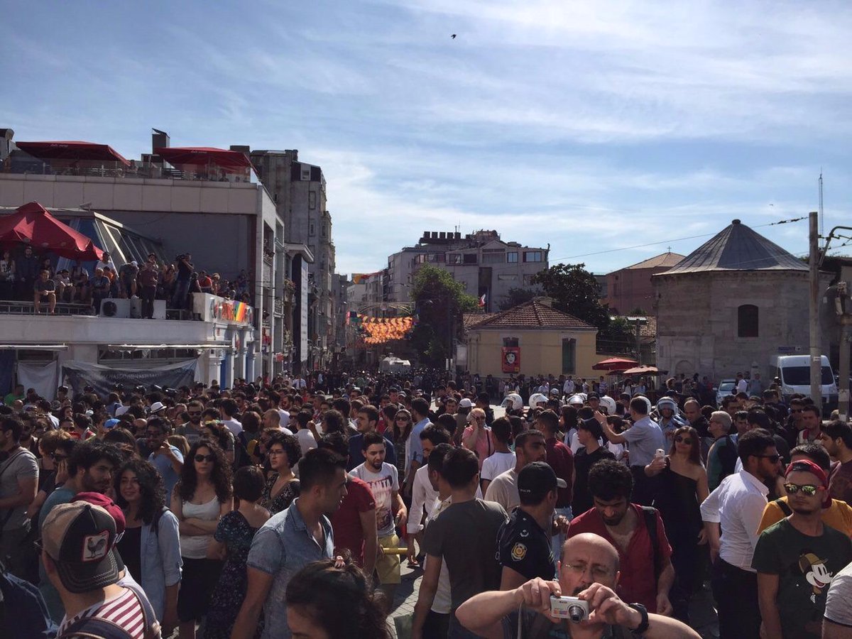 Agressivmen's tweet photo. İstanbulda Yapılan Dün Onur Yürüyüşünde Şok Görüntüler 

Hemen izle : http://t.co/6dqUcQYUAP

http://t.co/q8g6FCJdn0

#OnurYürüyüşü