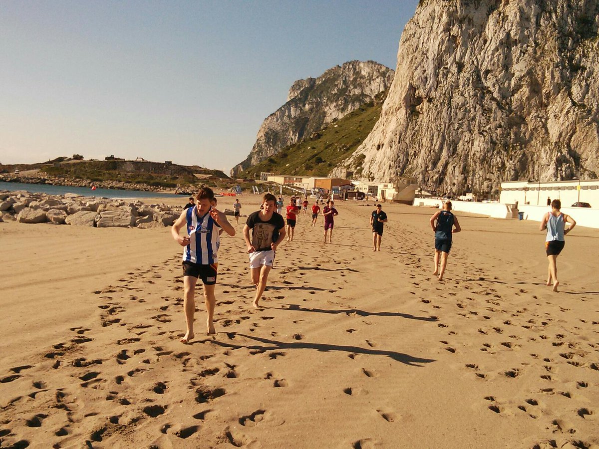 HuttonGsport's tweet photo. @Franknickson06 @barhamollie @maxkelly99 Nothing like training on the beach, on The Rock. @TalkRugbyUnion http://t.co/D3yWz2rdDS