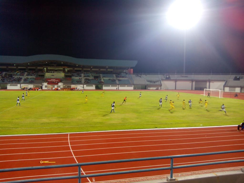 gialloblu11's tweet photo. Abam layan frenli aja la malam2 ni. Ramai jugak rakyat marhaen Peghelih ni nohhh...
Perlis vs Mifa http://t.co/kZtgrgxGma