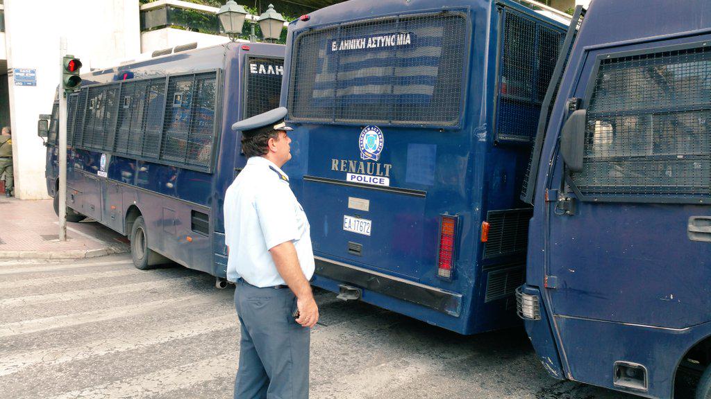 カタールの猫 ギリシャさんデフォルトまったなしということで すべての警官は休暇を中止 暴動に備え待機している T Co 6zscrlwewx Twitter