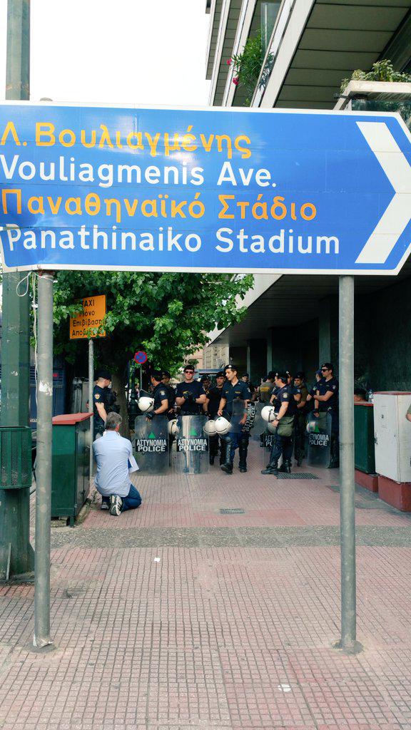 カタールの猫 ギリシャさんデフォルトまったなしということで すべての警官は休暇を中止 暴動に備え待機している T Co 6zscrlwewx Twitter