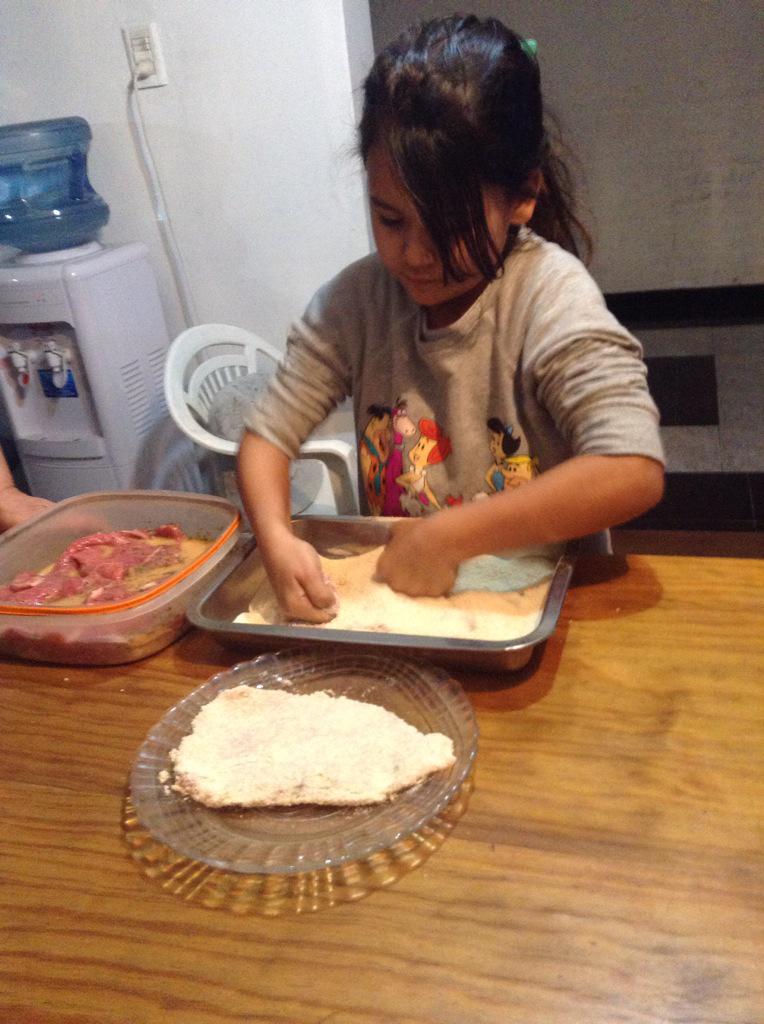 UFabbiani's tweet photo. @elogro23 ayudando a la abuela a cocinar http://t.co/qZwfL1zmIb
