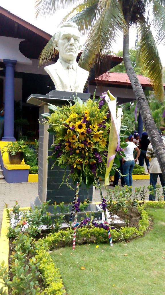 vl_viloria's tweet photo. Homenaje al político mas prominente de la RD, #BoschEterno #ElDiputadoDeLa3DN, #EugenioTuRegidor3DN @carlosfdiputado http://t.co/23z2VCntkn