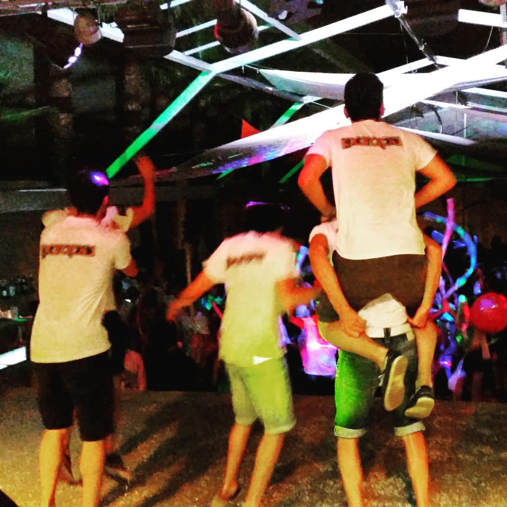 PARAPAFest's tweet photo. Menuda #LocuraParapa liamos ayer en #tropicanaalginet. Gracias por dejaros las suelas en la pista . Nos vemos pronto! http://t.co/PxaqfQyVxC