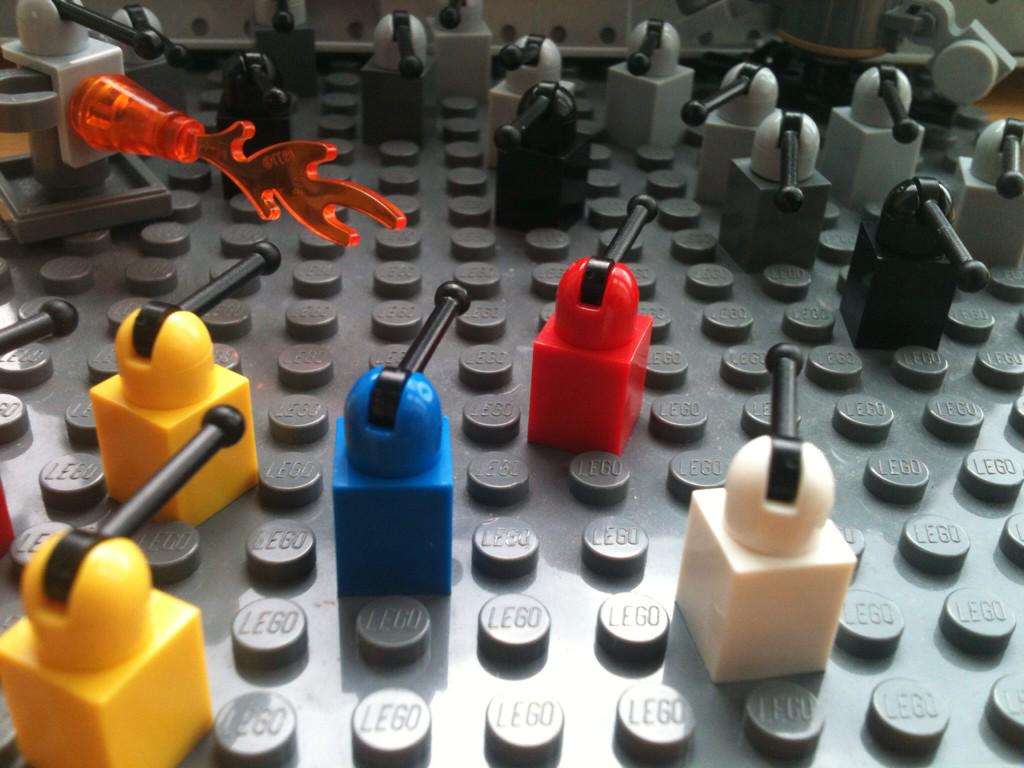 TimTarget's tweet photo. It's the inevitable 'new paradigm' vs. proper Daleks battle in micro Lego. http://t.co/jEirD8VGpR