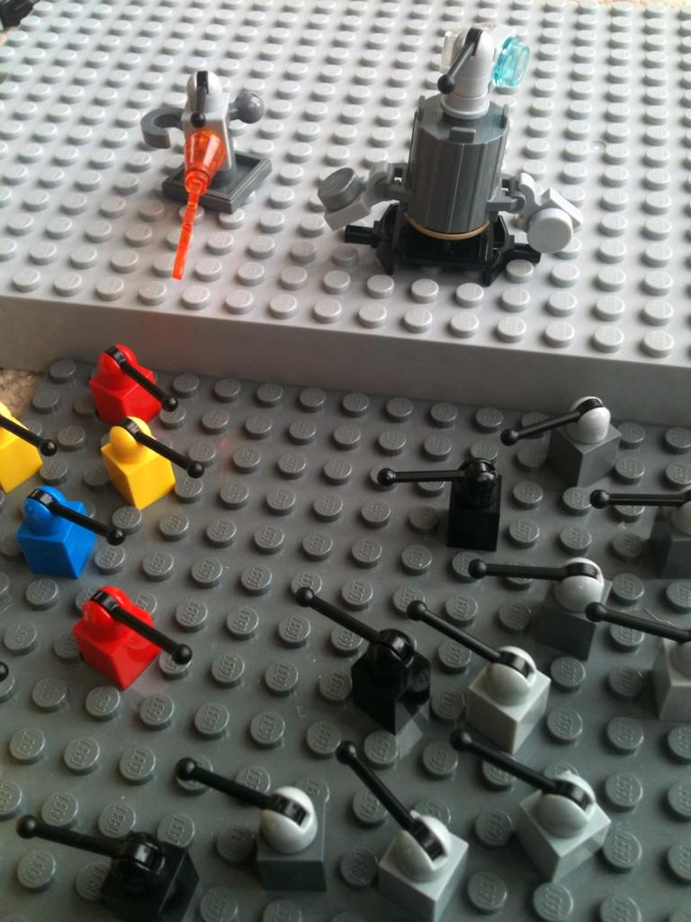 TimTarget's tweet photo. It's the inevitable 'new paradigm' vs. proper Daleks battle in micro Lego. http://t.co/jEirD8VGpR