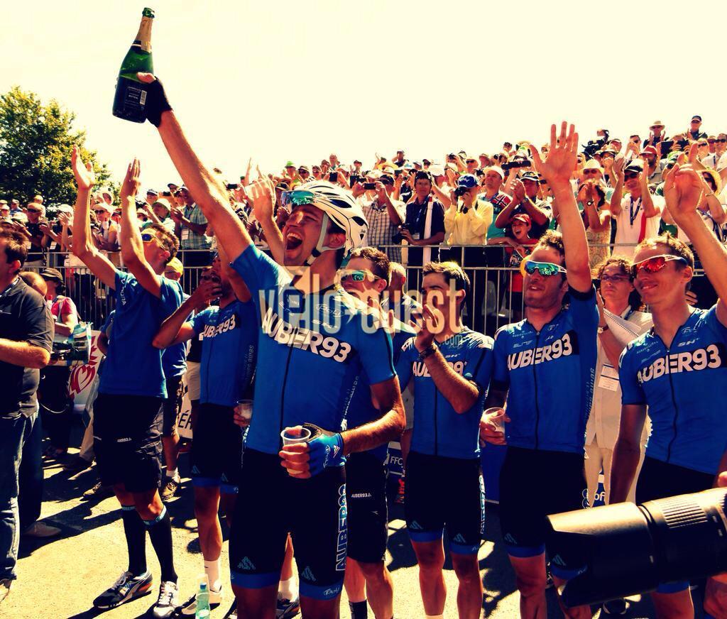PrunetaLaurent's tweet photo. Champagne et émotion chez @Auber93Cyclisme après le titre de @StevenTronet #Twittcyclos #Chantonnay2015 #Tronet http://t.co/ImJkqHPrdq