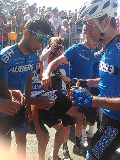 PrunetaLaurent's tweet photo. Champagne et émotion chez @Auber93Cyclisme après le titre de @StevenTronet #Twittcyclos #Chantonnay2015 #Tronet http://t.co/ImJkqHPrdq
