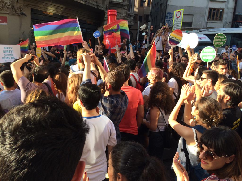 sivilalan's tweet photo. 18;51 #taksim #canli #onuryuruyusu #lgbti http://t.co/rD896TUMZ0