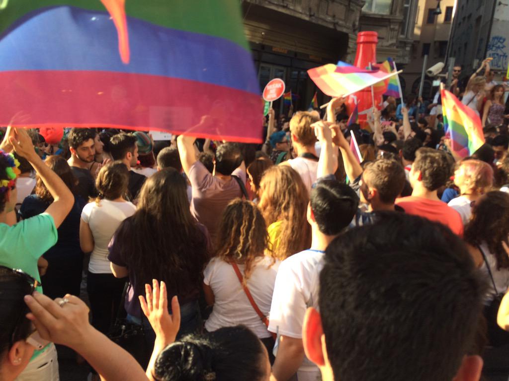 sivilalan's tweet photo. 18;51 #taksim #canli #onuryuruyusu #lgbti http://t.co/rD896TUMZ0