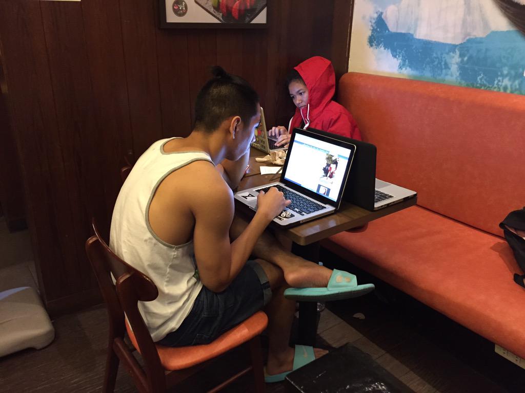 sepanx's tweet photo. Nakikiramay ako sa mga puso nyo #emofriends http://t.co/g7PusHxzlp