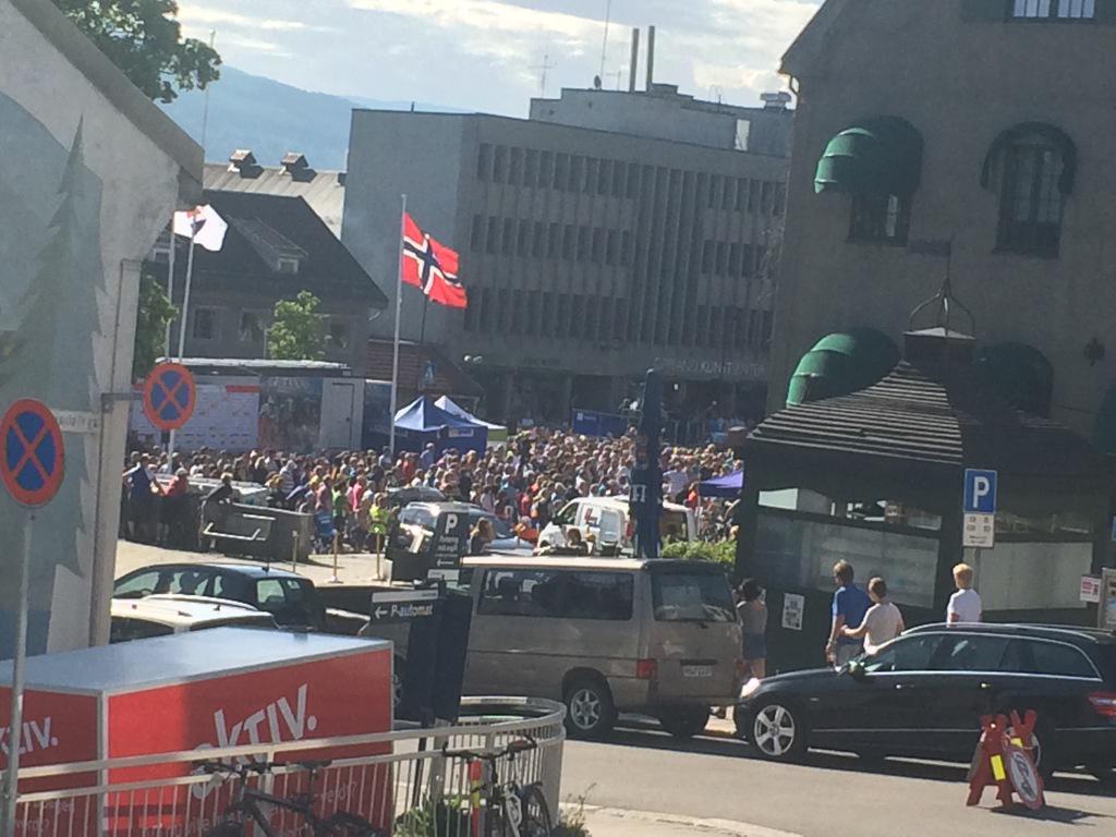 SykkelNM2015's tweet photo. Fra pressesenteret ser vi ned på et folkehav på Stortorget. #spenning #arrangementsbyen #sykkelnm2015 http://t.co/d00yTay9Tu