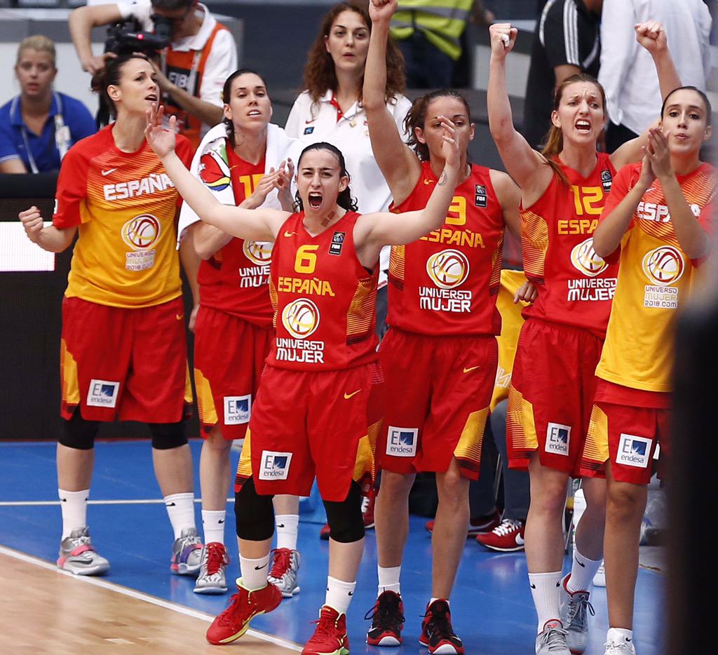 BaloncestoESP's tweet photo. BRONCE!!! #SelFEM acaba con una sonrisa el #EuroBasketWomen2015. Vencimos a Bielorrusia por 58-74. @UniversoMujer18 http://t.co/D7ieowA9B4
