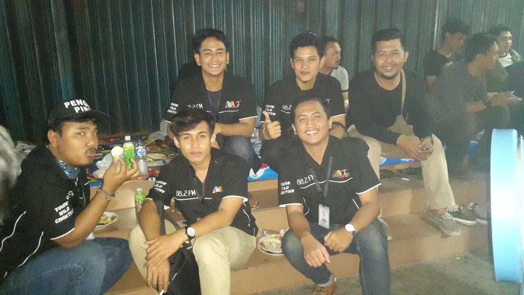 M2eRadio's tweet photo. Niihh penyiar kita lg pada maem ada @DWIANDHIKAtweet @phinokyo @caseyTTH @nickoTTH @faisaljodir  nyam nyam nyam http://t.co/HknTMfjzy0
