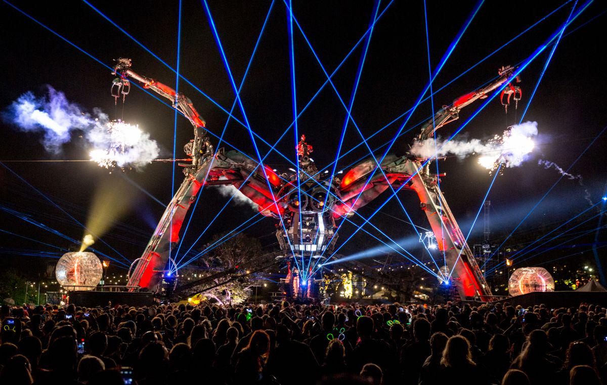 A_rcadia's tweet photo. What a Saturday night - big love to all who were there - 11 pm tonight - the final Metamorphosis @GlastoFest http://t.co/AsqroZzon6