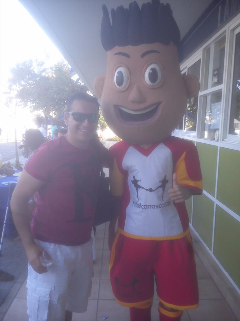 futbolcarrasco's tweet photo. Disfrutando del buen ambiente en el aperitivo de bienvenida http://t.co/BpvNxZF6L8