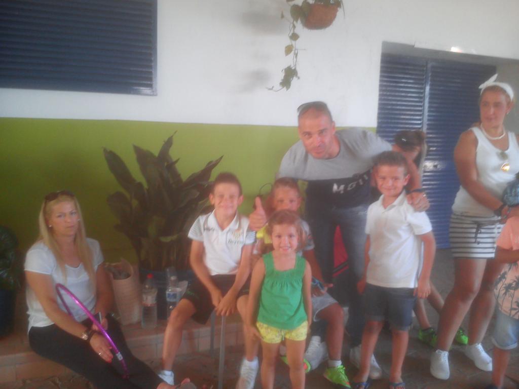 futbolcarrasco's tweet photo. Disfrutando del buen ambiente en el aperitivo de bienvenida http://t.co/BpvNxZF6L8