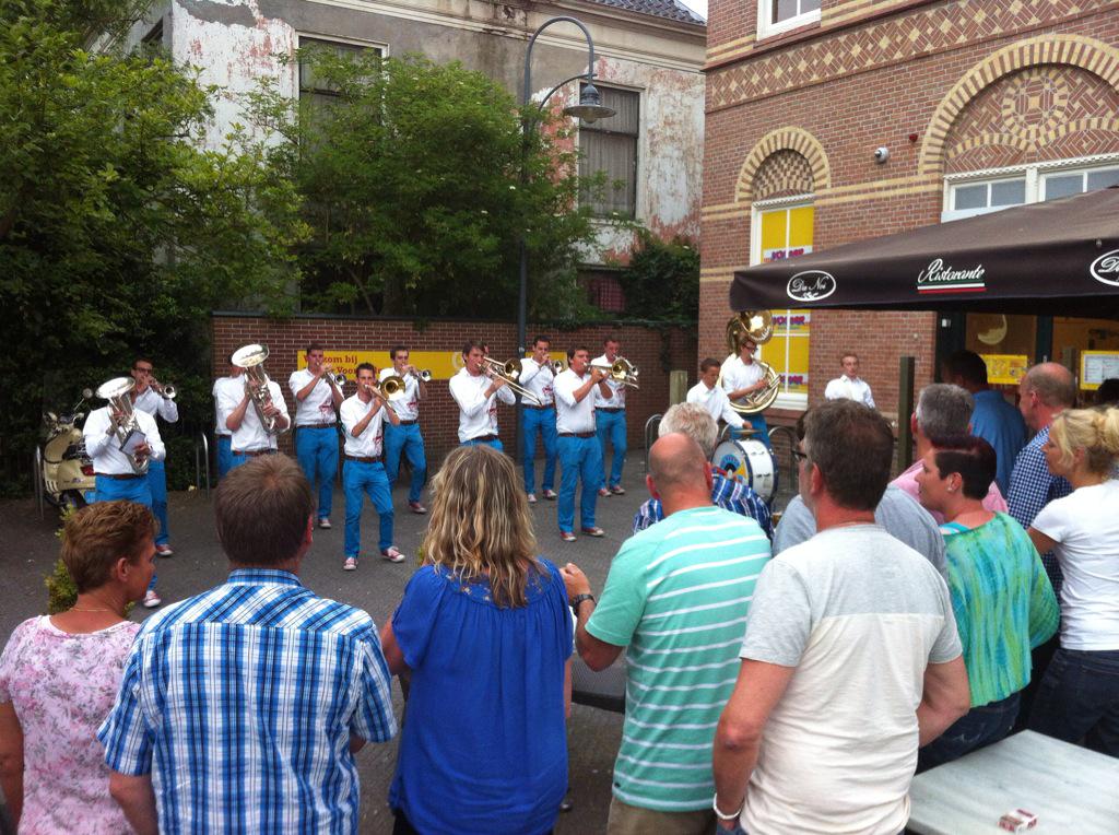 Grote verrassing, dit gastoptreden van onze muziekcollega's <a href="/defeesttoeters/">De Feesttoeters</a> op ons jubileumfeestje. Bedankt!