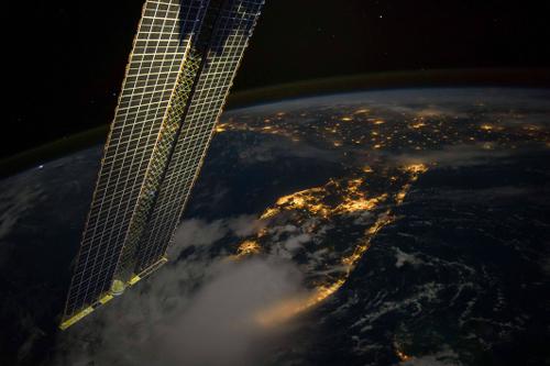 TampaSolarModel's tweet photo. Beautiful nighttime photograph of #Florida from #space, taken from the #ISS. http://t.co/4POQQzN3Uz http://t.co/15dye7X639
