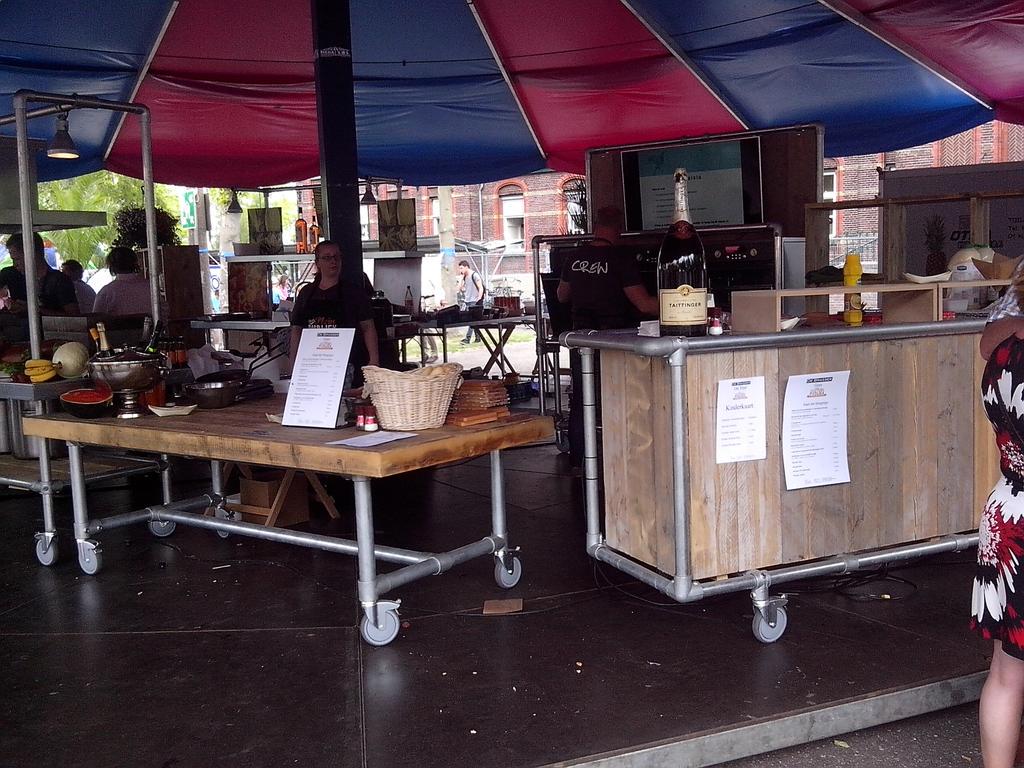 Bij een feest hoort natuurlijk eten en drinken. In Budel Dorplein. Nbr.