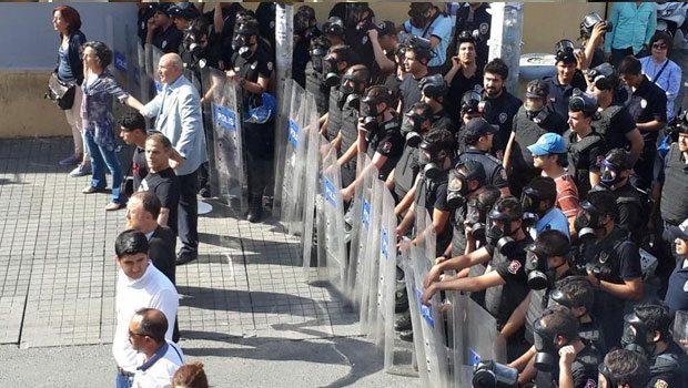 Onur Yürüyüşü’ne Polisten Sert Müdahale dlvr.it/BM28Gd