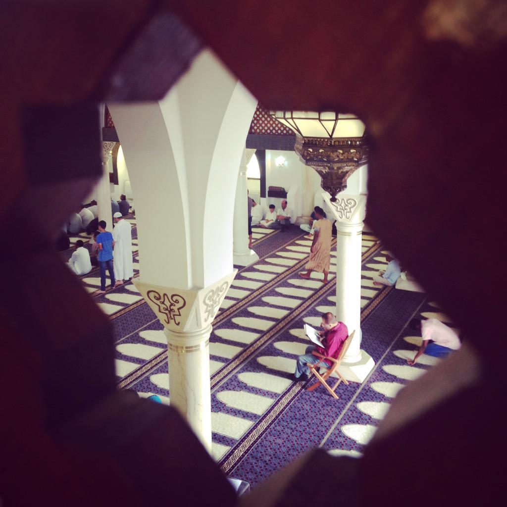fazeelaselberg's tweet photo. #TakeMeDownToTheParadiseCityWhereTheSpaceIsBiggerAndTheWallsArePretty  #SideEntrance #Mosque#MyMosqueMyStory#Marbella http://t.co/Sjj2IbCgQW