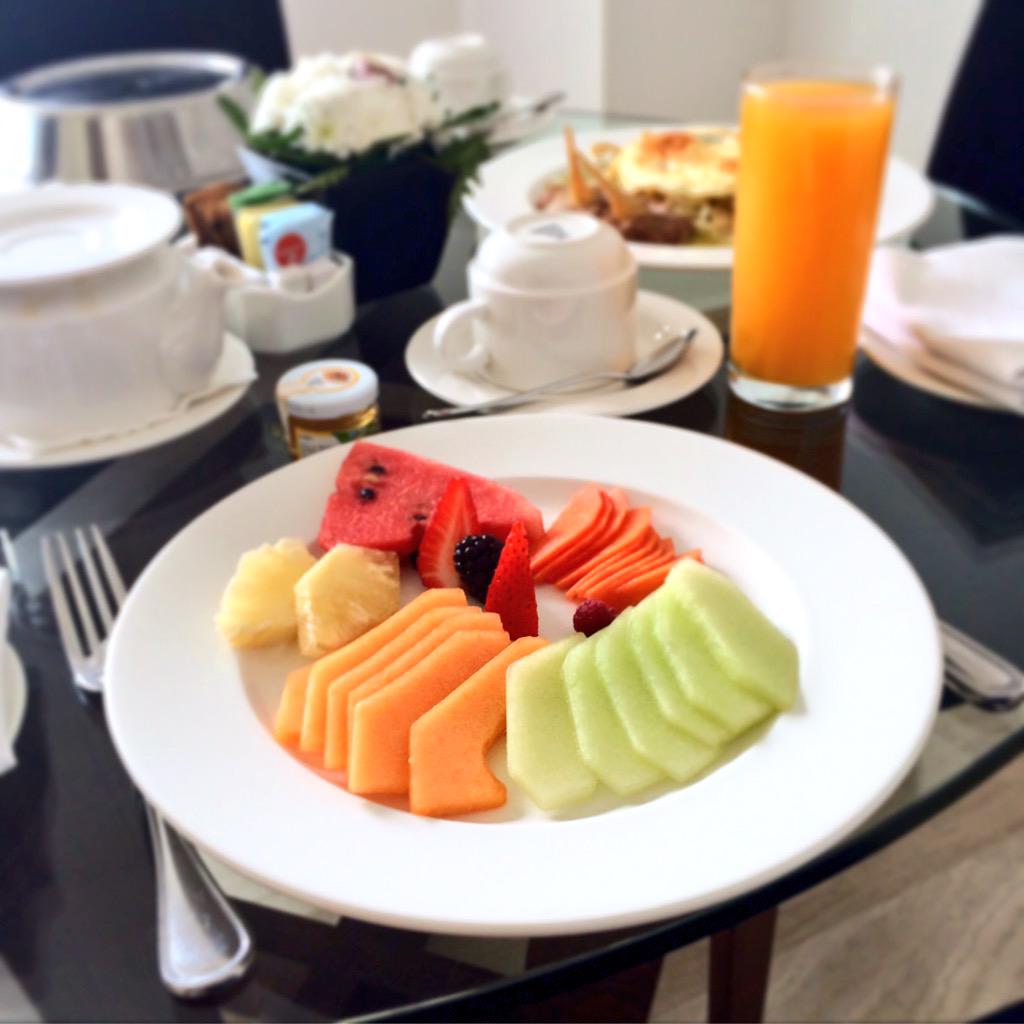 SoyAlexCampos's tweet photo. Un poco de fruta para empezar el día, gracias al Hotel @InterContiSF por todas las atenciones #GoPresidente http://t.co/0huJF8enNG