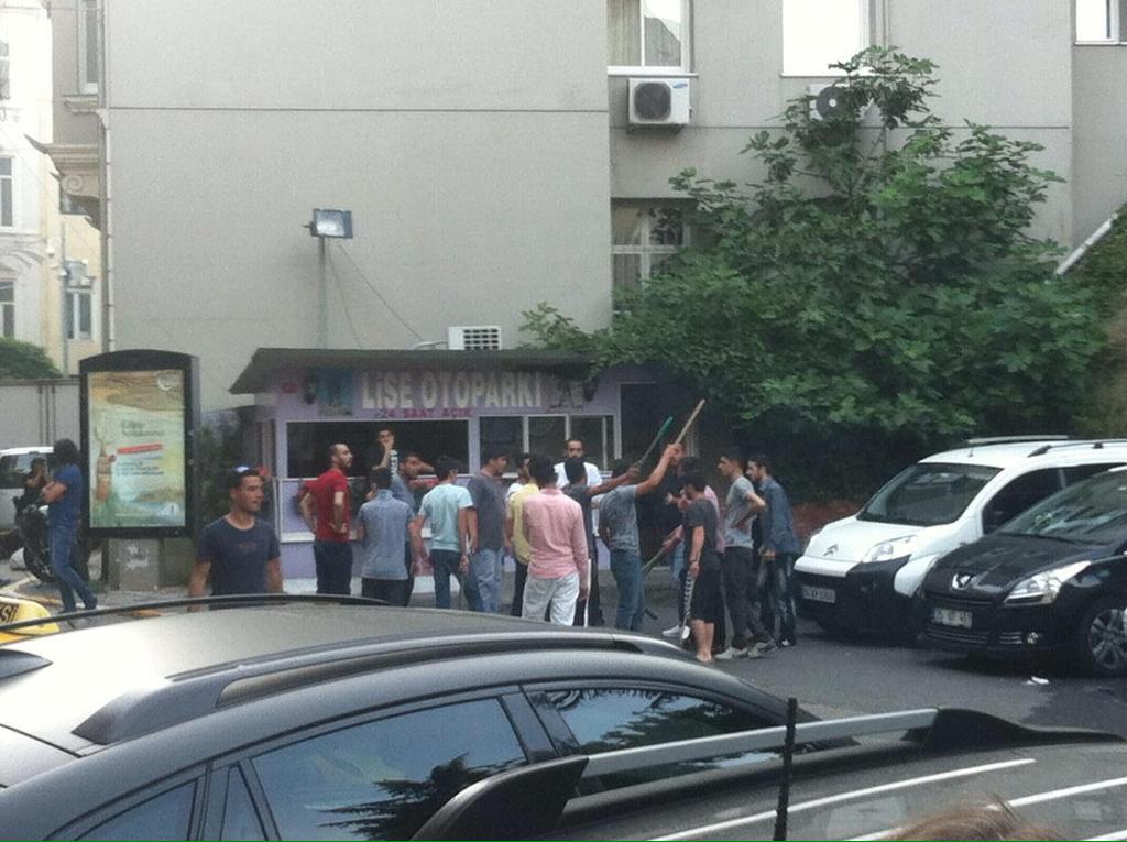 Çok Önemli Yaylım !!! 
İstiklal'in arka sokaklarında yine elleri sopalı tipler dolaşıyor #OnurYürüyüşü