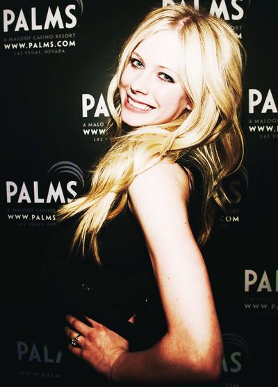 HuggingAvril's tweet image. Look Gorgeous 😍😍 @AvrilLavigne