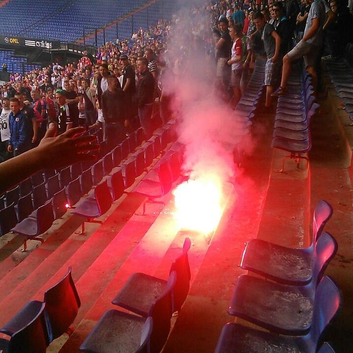 FR1908Remco's tweet image. Belachelijke actie van n aantal supporters... Hoe verpest ik t voor anderen... #eerstetraining