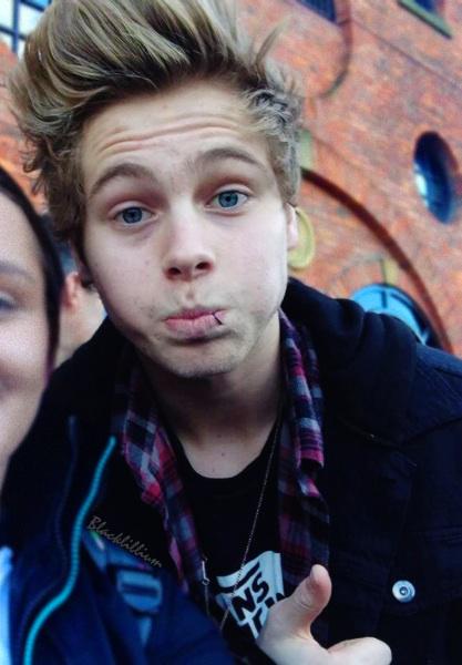 tavares_ritaa's tweet photo. ☀☀☀☀☀
Luke Hemmings from 5sos
if this gets 500+ rts
will you please follow me
&amp; be my 1/4?
I love you
@Luke5SOS
☀☀☀☀☀ http://t.co/mzRKeykAn4