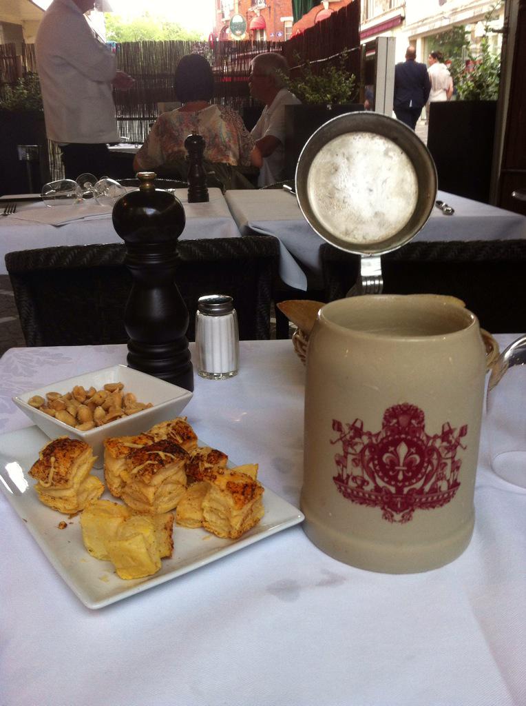 jpboulot's tweet photo. Great start for a night off..., biere, snack, follow by escargot de Bourgogne.... http://t.co/5vWRU2igJ5