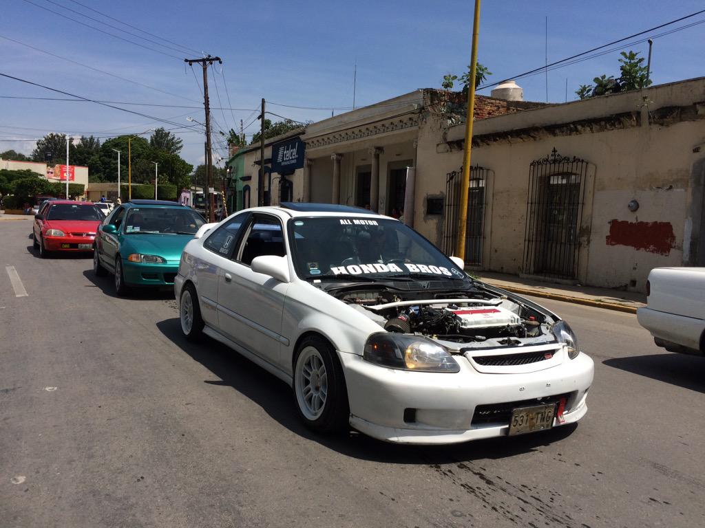 ivanpress's tweet photo. Automovilistas piden espacio para correr 1/4 de milla #Oaxaca http://t.co/Cvlt2fkaAg