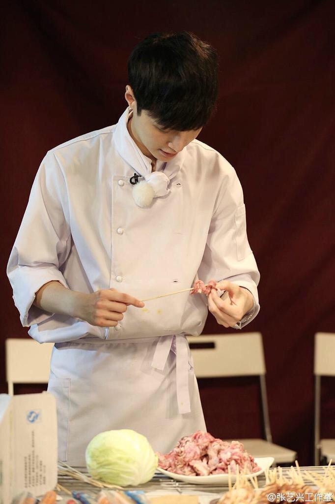 EXOGlobal's tweet photo. [OFFICIAL] 150629 Zhang Yixing (Lay) Studio Weibo Update: http://t.co/C7VRTU9G1I