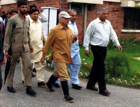 Taimur_Hanjra's tweet image. @ShkhRasheed u'll c these photos soon #sameumbrella #samelongboots #sameissues #samekhadimeala with #samephotographer