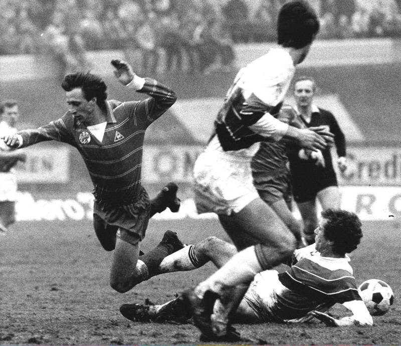 LegendofCruyff's tweet photo. Johan Cruyff falls in NEC v Ajax. January 1982. http://t.co/VgKcUrmR9m