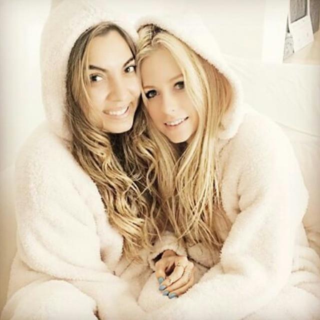 HuggingAvril's tweet image. OMFG !! Cutie ❤ @AvrilLavigne