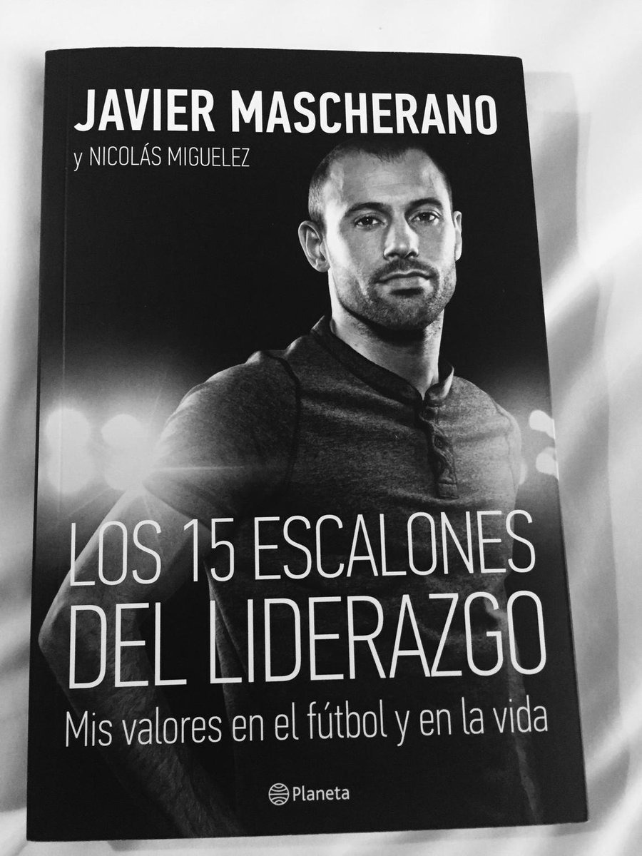 PochoLavezzi's tweet photo. Quiero recomendar este gran libro,que habla de fútbol y valores de vida de un amigo. Gracias @Mascherano x el regalo! http://t.co/6fj0UzPLB6