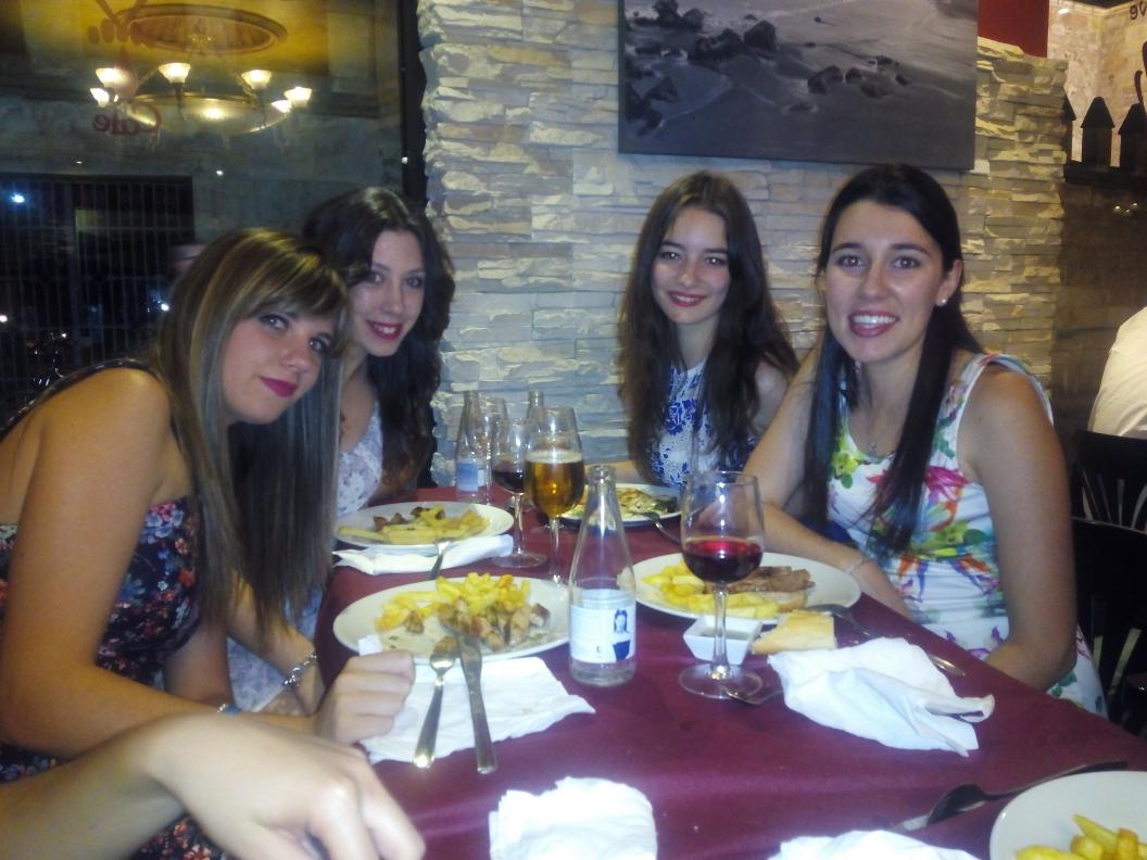 LMC_95's tweet photo. Viernes de cena y despedidas. Finalizamos 2° de carrera, un año inolvidable rodeada de las mejores personas 😊 http://t.co/Ovl97BHGqL