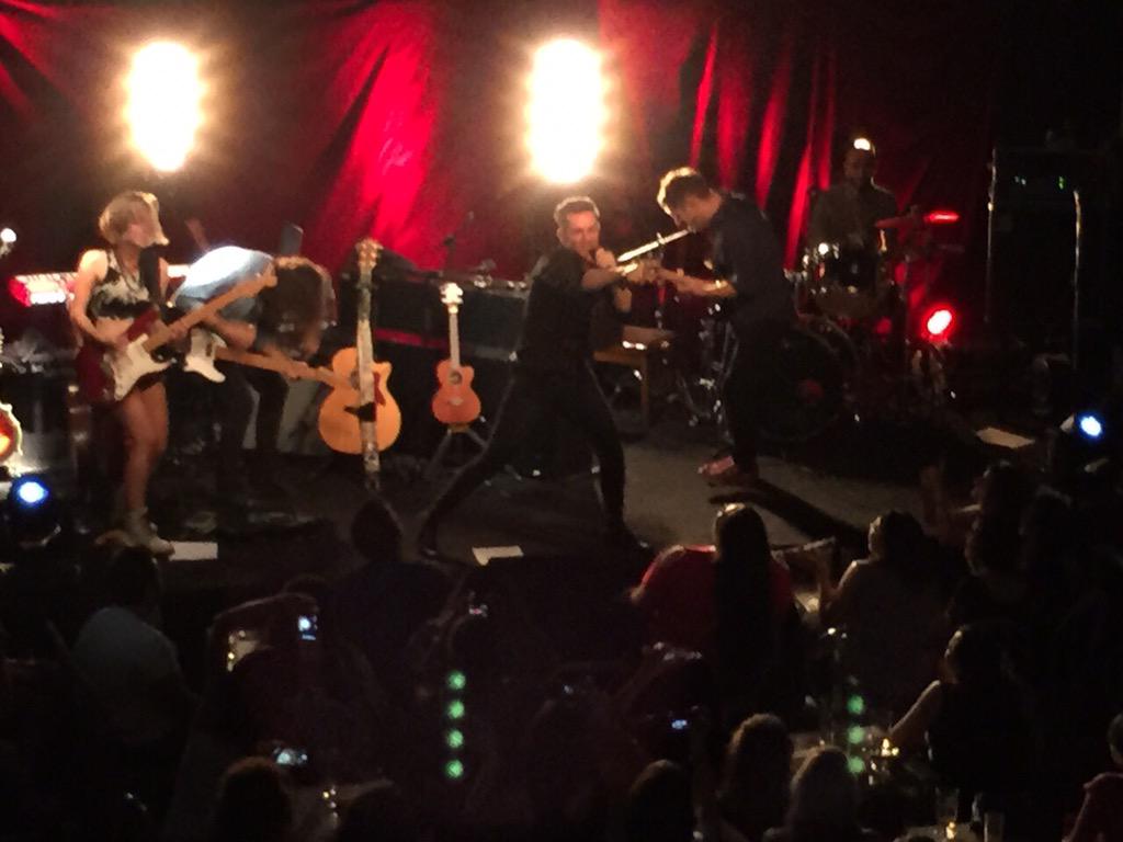 NoticiasAxel's tweet photo. Inolvidable @AxelOficial en Madrid! La gente no lo dejaba irse! Todas las emociones! #TusOjosMisOjosenEspaña http://t.co/MgdIgYlSlL