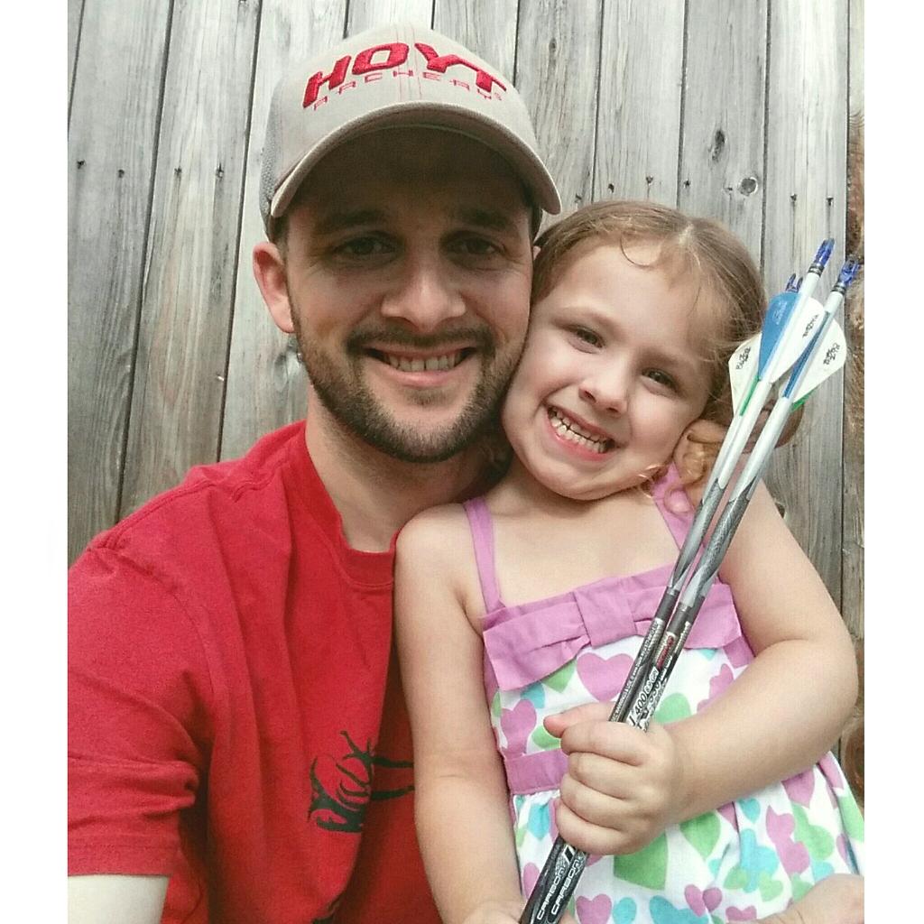 Bowhunter_MD's tweet photo. Getting some shooting in with my little helper! @HOYTARCHERYInc #daddysgirl #futurebowhunter http://t.co/nEgBKiDWft